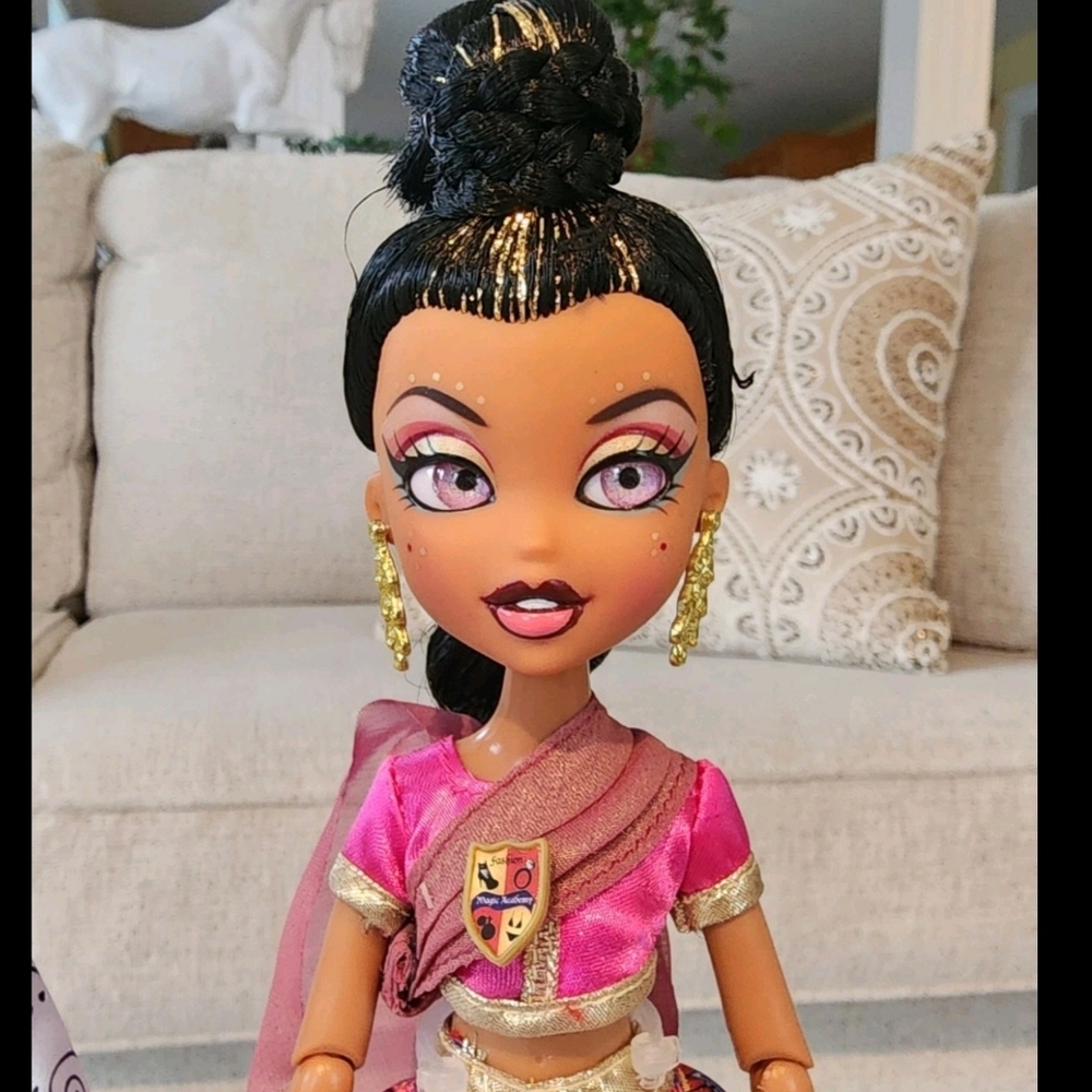 MGA Bratz Bratzillaz Glam Gets Wicked Llliana Honesty Switch-A-Witch Clown Doll - Picture 5 of 7